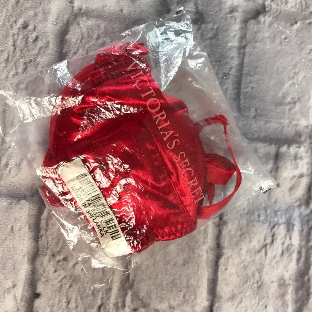 New Victoria’s Secret Miracle Satin Bra Poinsettia Red‎ NOOP